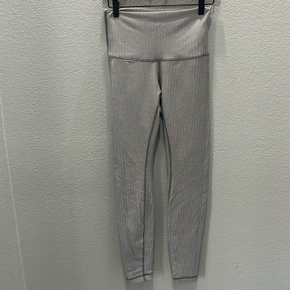 Lululemon chevron gray and white legging size 6